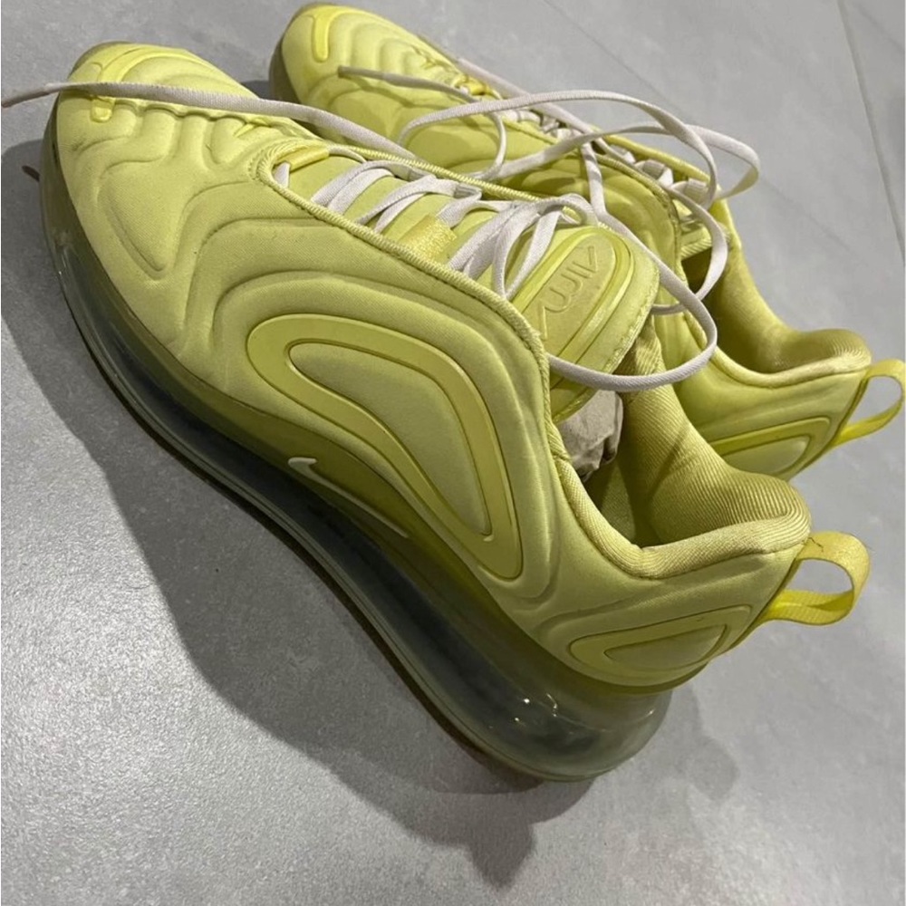 Nike air max 720 yellow color 
Worn a handful of times ..